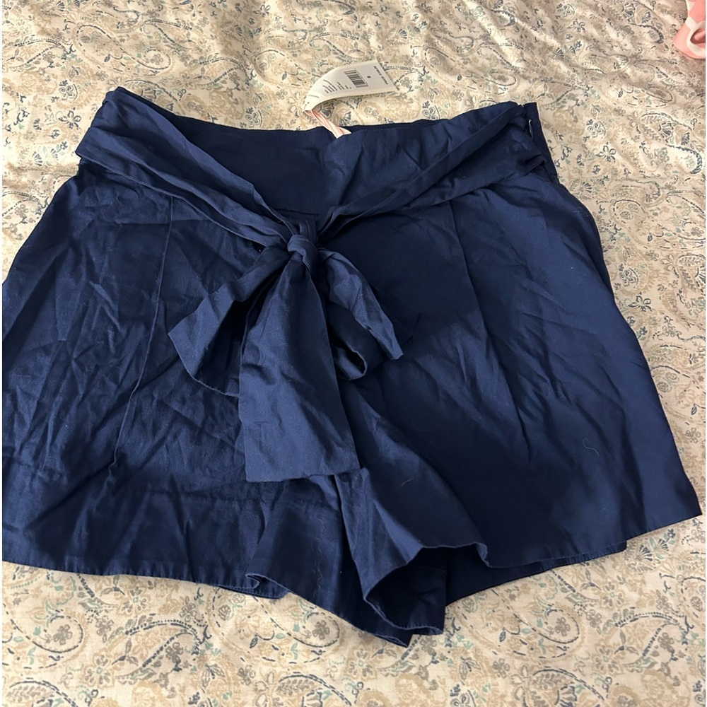 Vineyard vines - size 8 - navy shorts